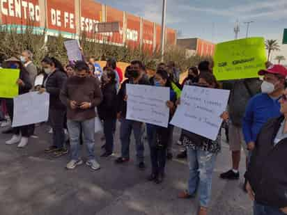 Trabajadores activos, jubilados y pensionados de la UAdeC bloquearon varias vialidades de Torreón para exigir al rector Salvador Hernández Vélez que les pagara lo que les debe. (EL SIGLO DE TORREÓN)