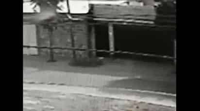 Consiguió un video donde se ve al sujeto cuando se brinca a su casa, por lo que pide que se agilicen las indagatorias para recuperar sus pertenencias. (ESPECIAL)