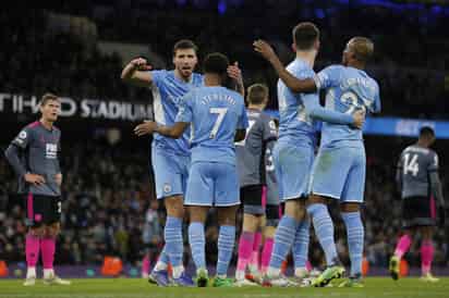 El Manchester City llegó a temer algunos minutos por un triunfo que tenía asegurado y que al final amarró para acumular ya nueve victorias consecutivas en el torneo inglés. (EFE)