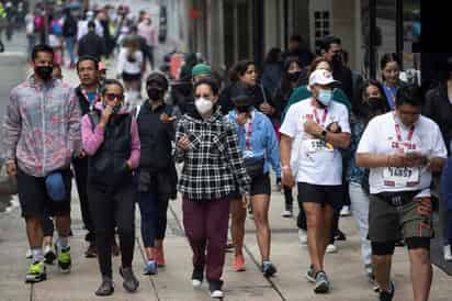 La Secretaría de Salud (SSa) de México informó este domingo de que el país registró este fin de semana de Navidad 107 nuevas muertes por COVID-19 para llegar a 298,777 decesos totales y 3,719 nuevos contagios para un total de 3,951,003. (EFE) 
