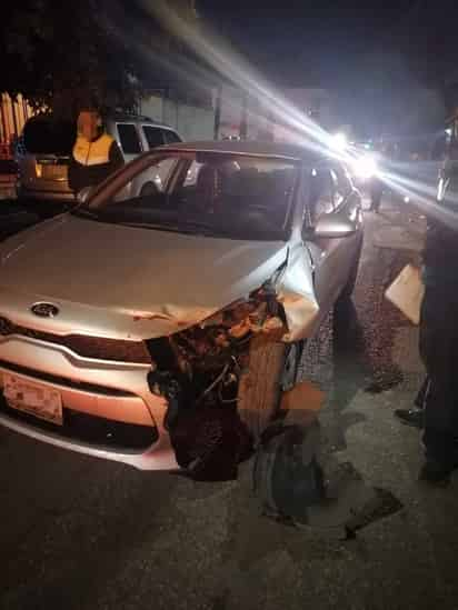 El vehículo Kia se impactó contra dos autos estacionados en la colonia las Torres de Torreón. (EL SIGLO DE TORREÓN) 