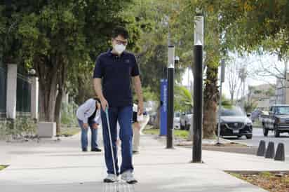 Cardiel destacó la utilidad que tendrá dicho elemento en la movilidad de personas invidentes o con necesidades especiales en su visión debido a que anteriormente el ingresar al  Bosque Venustiano Carranza representaba enfrentarse a diversos obstáculos. (VERÓNICA RIVERA) 