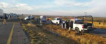 Tras registrarse una salida de camino, sobrevino la volcadura, saliendo expulsados los elementos que viajaban en la parte trasera. 