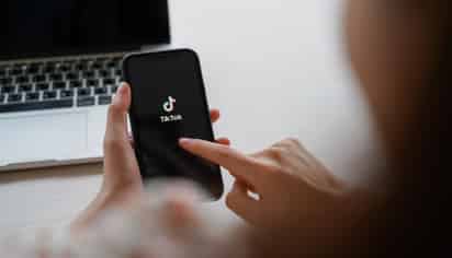La extrabajadora de TikTok, alegó en su demanda que ella y sus compañeros no recibieron ayuda psicológica por parte de la empresa ByteDance (INTERNET)