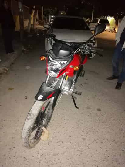 Motociclista choca contra vehículo estacionado, huyó del lugar corriendo y abandonó la moto sobre el pavimento. (EL SIGLO DE TORREÓN)