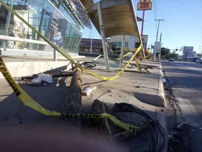 Tras el golpe al paradero, volvió a girar y con su costado izquierdo se impactó contra el poste de madera, propiedad de Telmex, el cual también derribó, terminando allí su carrera. Óscar quedó detenido, a disposición del Ministerio Público. (EL SIGLO DE TORREÓN)