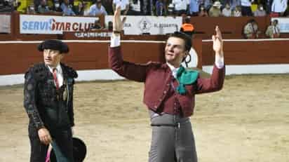 El rejoneador Fauro Aloi cayó de pie durante su presentación en la plaza de toros de Mérida, Yucatán. (ARCHIVO)