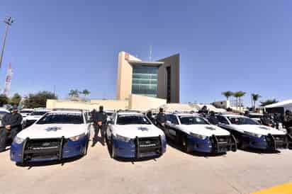 El alcalde de Torreón reconoció la labor de los policías municipales y dijo que laborarán en condiciones dignas. (EL SIGLO DE TORREÓN)