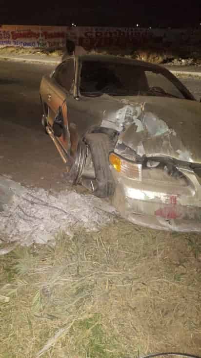 El conductor se subió a un camellón y derribó dos árboles y un poste del alumbrado público; luego huyó sin la unidad. (EL SIGLO DE TORREÓN)