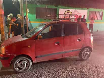 El vehículo subió a la banqueta al ir de reversa; la víctima fue trasladada a un hospital por paramédicos de la Cruz Roja. (EL SIGLO DE TORREÓN)