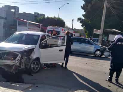 Las unidades involucradas son un Chevrolet Beat de reciente modelo, color blanco, conducido por Juan José, de 53 años, y un Ford Focus azul de procedencia extranjera e iba al volante Lucía Rivas, de 37. (EL SIGLO DE TORREÓN)