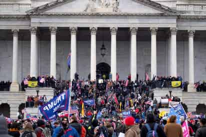 De entre los delitos que se acusa a los responsables del asalto al Capitolio se encuentra el entrar sin permiso al mismo hasta la agresión de oficiales de policía. (ARCHIVO)