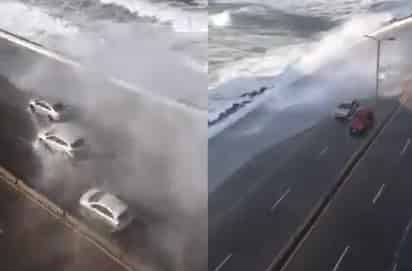 El fuerte oleaje llegó hasta el bulevar Manuel Ávila Camacho en Boca del Río, Veracruz, 'sepultando' algunos vehículos (CAPTURA)