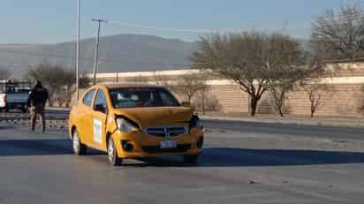 La unidad del servicio público descendía del puente vehicular y por la velocidad que llevaba se impactó en la parte trasera de un automóvil Toyota, Camry de procedencia extranjera. (EL SIGLO DE TORREÓN)
