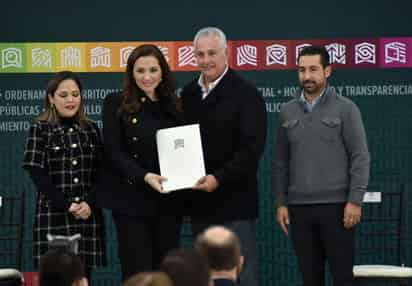 El alcalde de Torreón, Román Alberto Cepeda González, defendió este miércoles a su nueva titular de Desarrollo Económico de Torreón, Kena Yáñez Martínez. (RAMÓN SOTOMAYOR) 