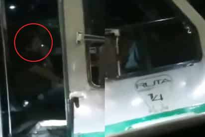 El conductor de microbús fue captado presuntamente drogándose mientras trabajaba (CAPTURA)