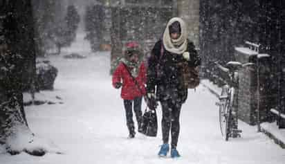 La ciudad de Nueva York amaneció este viernes cubierta de blanco tras la primera nevada del invierno y del año, aunque ha sido relativamente moderada comparada con la de otros inviernos. (ARCHIVO) 