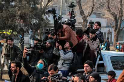 Al menos 1,400 periodistas fallecieron en el mundo de COVID-19 en 2021 y el número total desde el inicio de la pandemia roza los 2,000, según las estadísticas de la ONG Campaña Emblema de la Prensa (PEC por sus siglas en inglés), que analiza cada año las primeras amenazas a la prensa y que fueron publicadas este viernes. (ARCHIVO) 