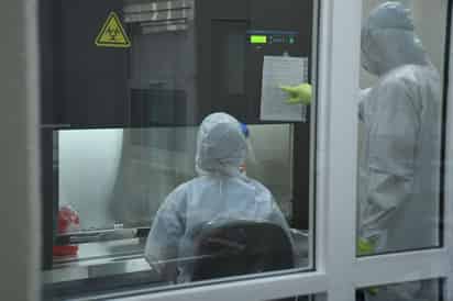 De 100 muestras del virus SARS-CoV-2 que se envían a Ciudad de México para su secuenciación genómica, solo se procesan entre 25 y 30. (ARCHIVO)