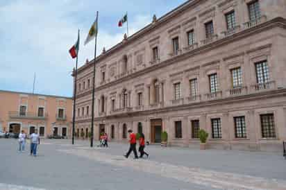 Maestros regresan a Plaza de Armas de Saltillo con pancartas