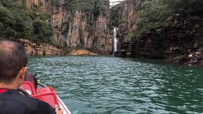 El número de fallecidos en el grave accidente ocurrido el sábado en un lago de Brasil, tras caerse una enorme pared rocosa sobre unas barcas de turistas, se elevó de siete a ocho, informaron este domingo fuentes oficiales. (EFE) 