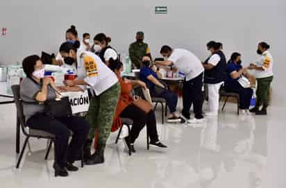 Durante las Jornadas regulares de vacunación anticovid para los distintos bloques de edad en el estado, alrededor de 30 mil docentes lograron inocularse con vacunas de las farmacéuticas de Pfizer/BioNTech y AstraZeneca. (ARCHIVO)