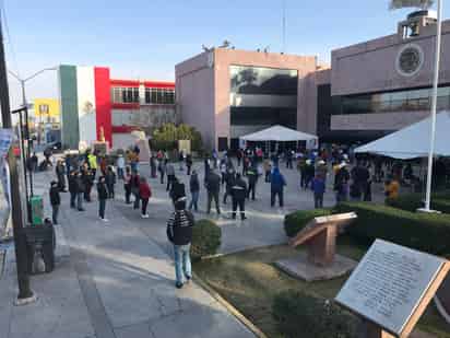 Poco más de 50 personas con pancartas en mano exigiendo la revisión y firma del contrato se plantaron de manera pacífica a las afueras del edificio municipal. (GUADALUPE MIRANDA)