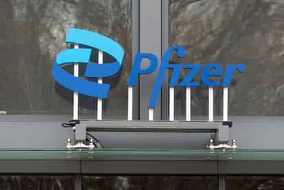 La farmacéutica estadounidense Pfizer dijo este lunes que espera tener en marzo una nueva vacuna contra la COVID-19 que mejore la protección contra la variante ómicron. (ARCHIVO) 