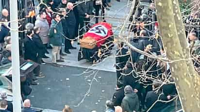 La Iglesia católica en Roma calificó el martes de “ofensiva e inaceptable” una procesión funeral afuera de una iglesia local donde el féretro estaba cubierto con la bandera nazi y los dolientes hicieron el saludo fascista. (ESPECIAL) 