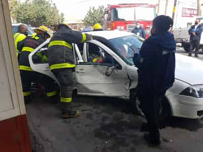 Una mujer resultó lesionada tras el choque. (EL SIGLO DE TORREÓN)