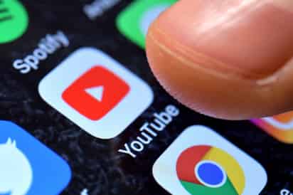YouTube es “uno de los principales canales de desinformación e información falsa online” del mundo, según más de ochenta organizaciones de verificación de datos que han pedido a la compañía que adopte, al menos, cuatro medidas para revertir esta situación. (ARCHIVO)