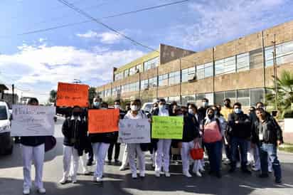 Los trabajadores bloquearon un tramo de la avenida Juárez en protesta. (ÉRICK SOTOMAYOR)