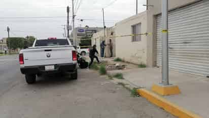 La mujer fue encontrada tirada en el piso del patio de la vivienda abandonada, a un costado de un sillo´n roto en color café, cubierta con una cobija de color blanco.