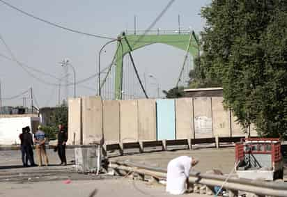 Al menos dos personas, entre ellas un niño, resultaron heridas hoy por el impacto de cohetes lanzados contra la fortificada Zona Verde de Bagdad, donde se encuentra la embajada de EUA, cuyo sistema antiaéreo logró interceptar uno de los tres proyectiles, informó una fuente de seguridad a Efe. (ARCHIVO) 