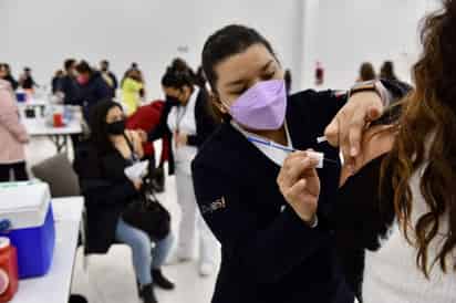 Trabajadores podrían estar contagiados y no podrán recibir la dosis esta semana. (ERICK SOTOMAYOR)