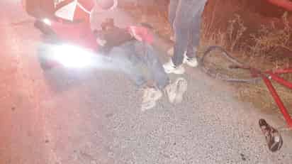 Paramédicos de la Cruz Roja arribaron al lugar para atender al hombre, mismo que fue trasladado a las instalaciones del Hospital General para su valoración médica. (EL SIGLO DE TORREÓN)