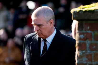 Menos de 24 horas después de que la reina Isabel II decidiese retirar a su hijo el príncipe Andrés sus títulos militares y sus patronatos reales, varios representantes públicos de York (norte de Inglaterra) pidieron hoy despojarle del ducado de esa localidad, tras ser acusado en Estados Unidos de abusos sexuales a una menor. (ARCHIVO)
