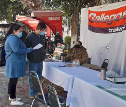 En punto de las 10:00 horas del día, los reclutadores laborales de las empresas Sukarne, Alco DM, Carrocería Gallegos, Henniges y TEMSA, se instalaron en la plaza principal de Lerdo. (CORTESÍA)
