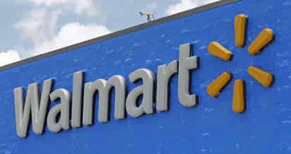 La empresa estadounidense Walmart, la mayor cadena de supermercados del mundo, ha revelado su interés por crear una criptomoneda y vender bienes virtuales en varias solicitudes de marca entregadas recientemente a la Oficina de Patentes, según informó este domingo el medio CNBC. (ARCHIVO)