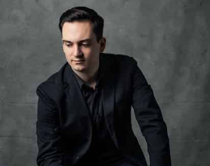Maestro ostenta el título de ser el más joven en debutar sobre escenario del Palacio de Bellas Artes. (CORTESÍA/ JESÚS CORNEJO)