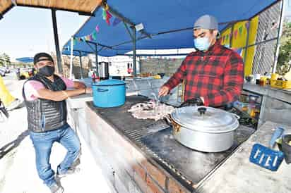 Miguel Ángel, junto a su papá y su hermano, tratan de ofrecer calidad y buen trato a los clientes. (EL SIGLO DE TORREÓN / FERNANDO CAMPEÁN)