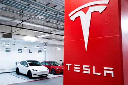 Los fiscales de California han presentado dos cargos por homicidio involuntario contra el conductor de un Tesla que estaba conduciendo con el sistema Autopilot y que pasó un semáforo en rojo, se estrelló contra otro automóvil y mató a dos personas en 2019. (ARCHIVO)