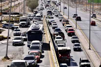 Las largas filas no se hicieron esperar, toda vez que el carril donde se registró el choque quedó cerrado a la circulación. ( EL SIGLO DE TORREÓN)