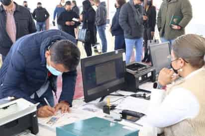 Los funcionarios acudieron a la cancha Rodolfo Ayup, donde se instalaron las cajas de cobro del predial y del agua potable. (EL SIGLO DE TORREÓN)