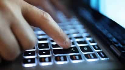 El Parlamento Europeo aprobó la ley de servicios digitales que obligará a retirar rápidamente el contenido ilegal en internet y exigirá transparencia a las grandes tecnológicas sobre el funcionamiento de los algoritmos que determinan lo que ven los ciudadanos en la red. (ESPECIAL) 
