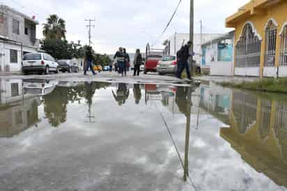 Los vecinos narran que fue durante el año pasado cuando los registros y alcantarillas comenzaron a observar brotes de agua putrefacta.  (FERNANDO COMPEÁN)