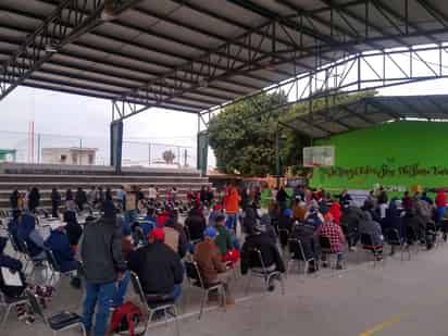 En el primer día de la vacunación en ejido del norte del municipio se vacunó a adolescentes y adultos de 40 años en adelante. (EL SIGLO DE TORREÓN)