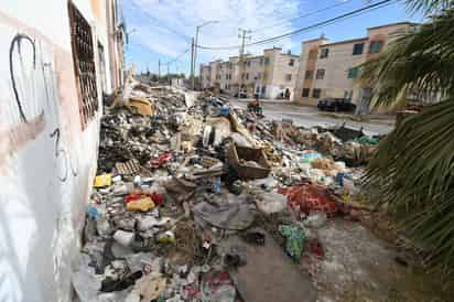 Vecinos de condominios Manhattan insisten en dejar desechos en plena vía pública, esto pese al llamado de autoridades.