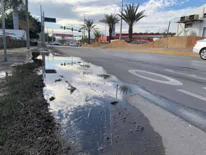 Persiste la fuga de agua en pleno bulevar Revolución, justo a la altura de la calzada Juambelz.