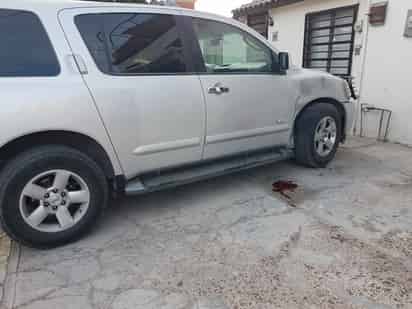 Al salir proyectada, la joven fue a dar contra una camioneta estacionada. (EL SIGLO DE TORREÓN)